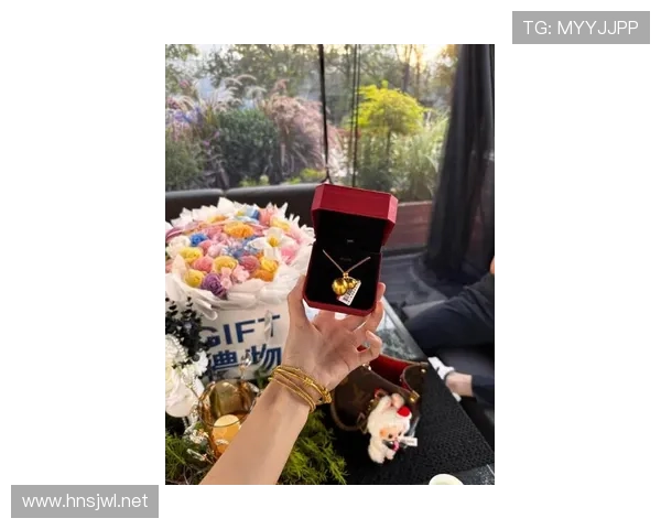 王欣瑜家里那些奢侈品照片，感觉她下了场球还能开个小型珠宝展啊！