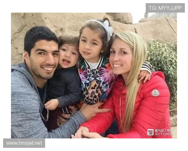 苏亚雷斯训练完回家还得哄三个娃睡觉，这体力比我上班挤地铁还狠