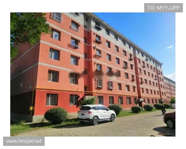 大阪刚在迈阿密买下整层公寓，连电梯都改成粉色的了