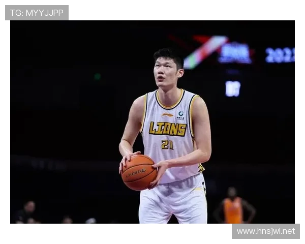 胡金秋上场像霸道总裁，场下像把钱包捂得紧紧的邻家大叔